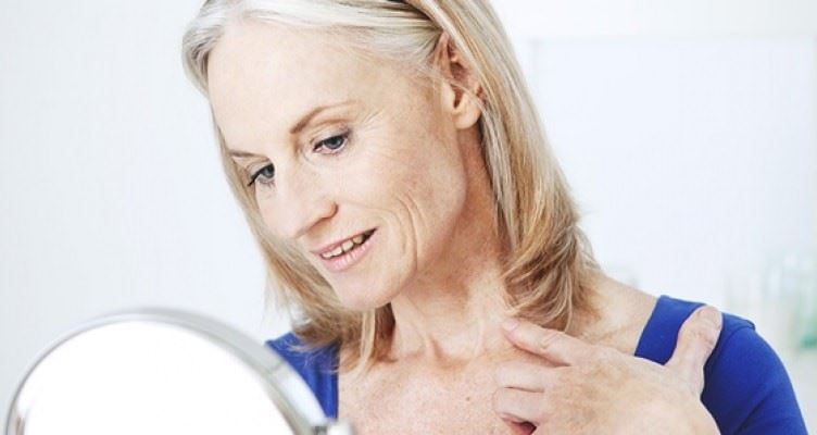 بهترین راهکار‌های جلوگیری از پیری پوست گردن و درمان آن